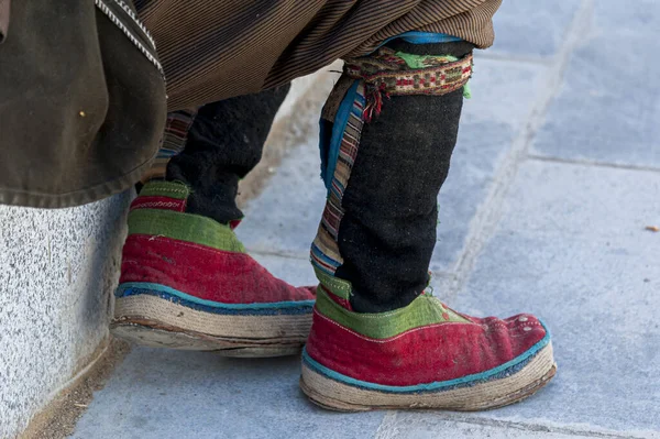 Zapatos Tibetanos Típicos Peregrino Tibetano Dentro Del Templo Jokhang Lhasa — Foto de Stock