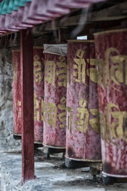 SHIGATSE, Tibet, ÇİN - 22 Ağustos 2018: Tibet Dua Çarkları Tashilhunpo, Tibet Özerk Bölgesi, Çin - Asya