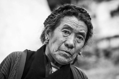 SHIGATSE, TIBET, ÇİN - 22 Ağustos 2018: Tashilhunpo Manastırı 'ndaki bir hacı rotası boyunca tanımlanamayan Tibet hacısı - Shigatse, Tibet 