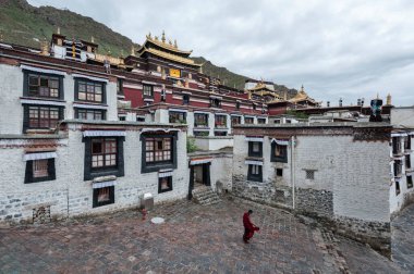 Tashilhunpo Manastırı ve onun Shigatse Tibet Çin 'deki altın çatısı.