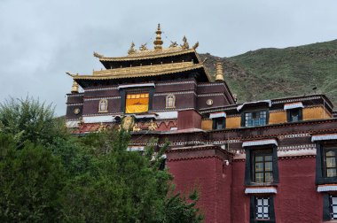 Tashilhunpo Manastırı ve onun Shigatse Tibet Çin 'deki altın çatısı.