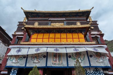Tashilhunpo Manastırı ve onun Shigatse Tibet Çin 'deki altın çatısı.