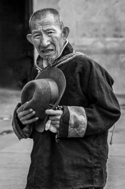 SHIGATSE, TIBET, ÇİN - 22 Ağustos 2018: Tashilhunpo Manastırı 'nda tanımlanamayan Tibet hacısı - Shigatse, Tibet