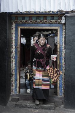 SHIGATSE, TIBET, ÇİN - 22 Ağustos 2018: Tashilhunpo Manastırı 'nda tanımlanamayan Tibet hacısı - Shigatse, Tibet 