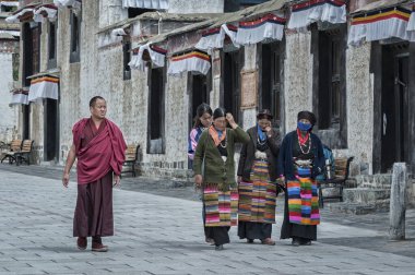 SHIGATSE, Tibet, ÇİN - 22 Ağustos 2018: Tashilhunpo Manastırı 'ndaki tanımlanamayan Tibet hacıları ve Tibet keşişi - Shigatse, Tibet 