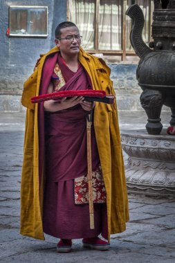 Sa 'gya Town, Tibet' te bulunan Pel Sakya olarak da bilinen Sakya Manastırı 'ndaki kimliği belirsiz Tibetli keşiş.