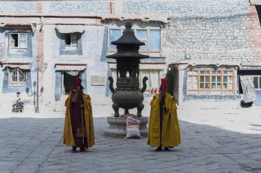 Sagya Kasabası 'nda bulunan Pel Sakya olarak da bilinen Sakya Manastırı' ndaki tanımlanamayan Tibetli keşişler Tingri, Tibet - Çin