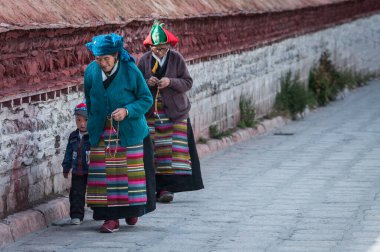 Sakya Manastırı 'ndaki Meçhul Tibetli hacılar, Sa' gya Kasabası 'nda bulunan ve Pel Sakya olarak da bilinen Budist manastırı.