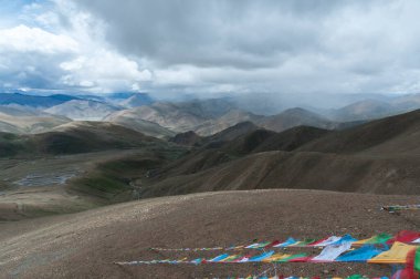 Pang La Pass (5,200 metre) üzerinde, Shigatse ve Rongbuk, Tibet, Çin arasındaki Everest Ana Kampı 'na ulaşmadan önceki son geçit olan renkli dua bayrakları dalgalanıyor.