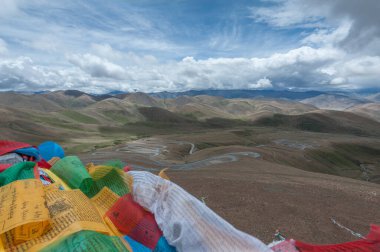 Pang La Pass (5,200 metre) üzerinde, Shigatse ve Rongbuk, Tibet, Çin arasındaki Everest Ana Kampı 'na ulaşmadan önceki son geçit olan renkli dua bayrakları dalgalanıyor.