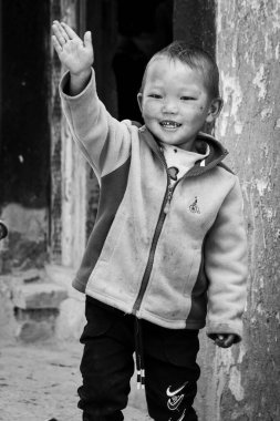 TIBET, ÇİN - 23 AĞUSTOS 2018: Tashi Dzom köyündeki tanımlanamayan küçük Tibetli çocuk Everest Ana Kampı, Tibet, Çin