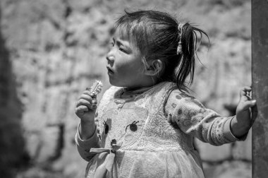 TIBET, ÇİN - 23 AĞUSTOS 2018: Tashi Dzom köyündeki tanımlanamayan küçük Tibetli çocuk Everest Ana Kampı, Tibet, Çin