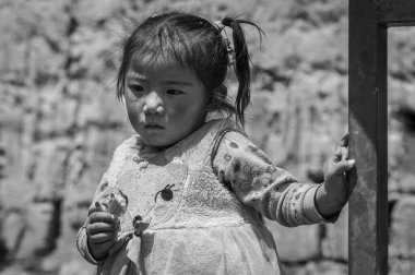 TIBET, ÇİN - 23 AĞUSTOS 2018: Tashi Dzom köyündeki tanımlanamayan küçük Tibetli çocuk Everest Ana Kampı, Tibet, Çin