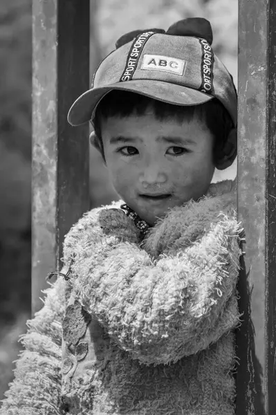 TIBET, ÇİN - 23 AĞUSTOS 2018: Tashi Dzom köyündeki tanımlanamayan küçük Tibetli çocuk Everest Ana Kampı, Tibet, Çin