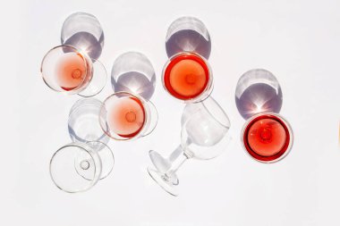 Beyaz arka planda şarap bardakları. Karşıt gölgeler eğilimi