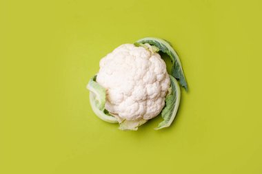 Yeşil arka plan manzaralı karnabahar. Doğal gıda, vejetaryenlik kavramı.