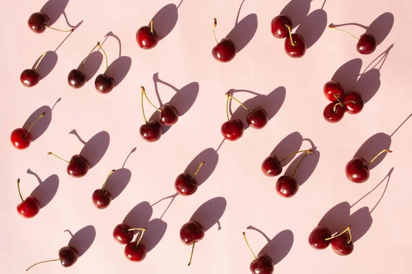 Hintergrund Süßkirsche Auf Einem Rosa Hintergrund Draufsicht Sommerkonzept Kontrastierende Schatten — Stockfoto