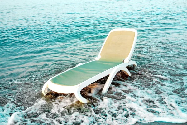 波を背景に海のデッキチェア 休暇の概念 — ストック写真