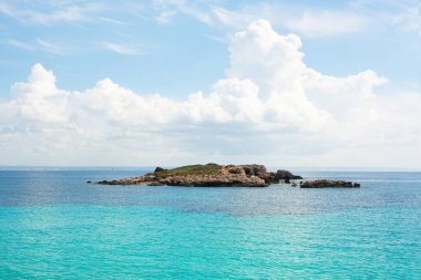 Zümrüt suyla güneşli bir manzara. Yaz tatili