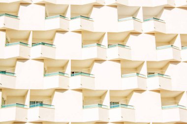 Balkonlu beyaz bir otel. Tatil beldeleri ve tatiller