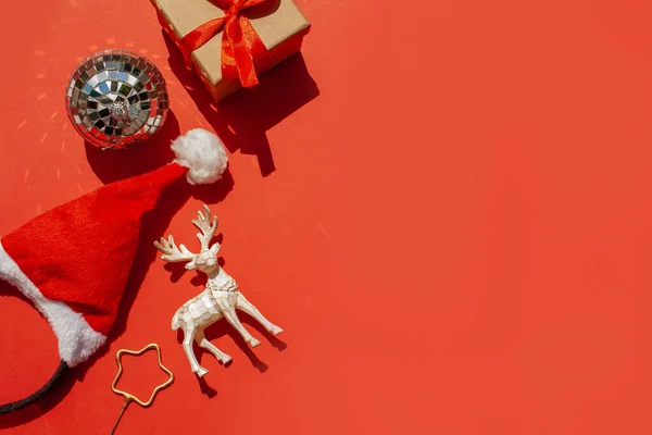 Nieuwjaarsspandoek Met Kerstmuts Kersthert Discobal Rode Achtergrond Vlakke Lay Stijl — Stockfoto