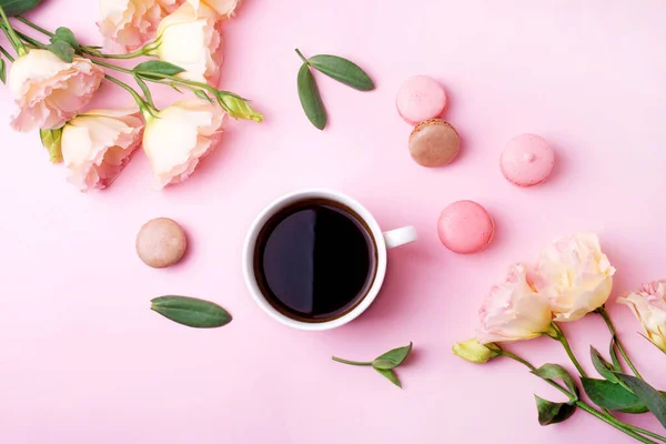Pembe Eustoma çiçekleri, sabah kahvesi ve pembe arka planda badem kurabiyesi. Sevgililer Günü ve düğün kavramı. Düzleştirme biçimi