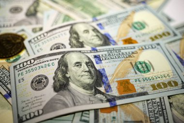 Altın Bitcoin banknotların üzerinde yatıyor. Yeni sanal para. Şifreli para birimi. 100 dolarlık banknotlarda gerçek bitcoin paraları. Değiş tokuş, reklam. çevrimiçi iş kavramı