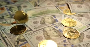 100 dolarlık banknotlarda altın Bitcoin. Yakın plan.