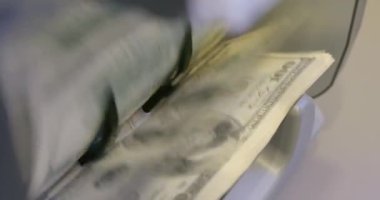 100 dolarlık banknotlar para sayma makinesinde sayıldı. Banknotlar için nakit para. Yüksek kaliteli video 6k 4: 2: 2 10bit küçültme 4k 