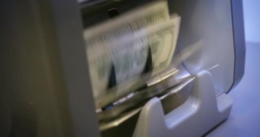 100 dolarlık banknotlar para sayma makinesinde sayıldı. Banknotlar için nakit para. Yüksek kaliteli video 6k 4: 2: 2 10bit küçültme 4k 