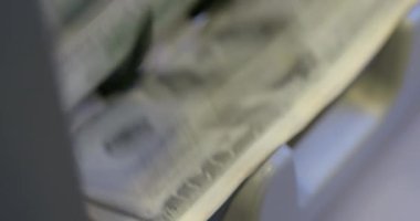 Yüksek kaliteli video 6k 4: 2: 2 10bit küçültülmüş 4k .100 dolarlık banknotlar para sayma makinesinde sayılıyor. Banknotlar için nakit para.. 