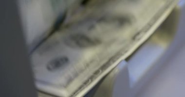 100 dolarlık banknotlar para sayma makinesinde sayıldı. Banknotlar için nakit para. Yüksek kaliteli video 6k 4: 2: 2 10bit küçültme 4k 