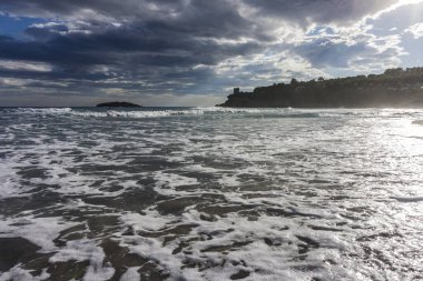 Taurasis 'in sakin manzarası alacakaranlıktaki yemyeşil kayan tepeler ve uzak dağ sıraları.