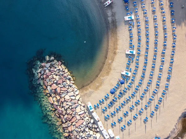 Légi Kilátás Palinuros Strand Szépen Elrendezett Kék Esernyők Egy Sziklás Stock Fotó