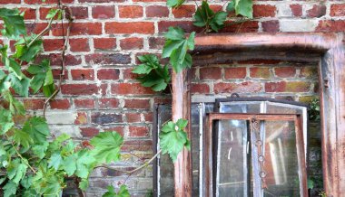 Bir çift eski pencere çerçevesi ve duvarın karşısında eski pencereler. Eski malzemelerin tuğla duvara karşı kırsal bir resmi..