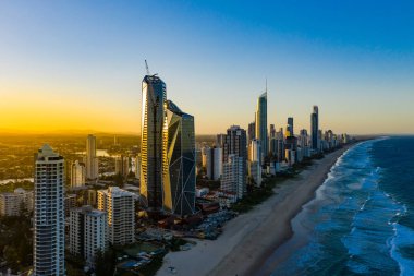 Güney, Queensland, Avustralya bakarak Gold Coast şehir üzerinde günbatımı
