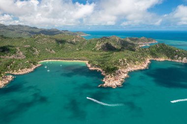 Kuzey Queensland, Avustralya 'daki Büyük Set Resifi' ndeki muhteşem Manyetik Ada.