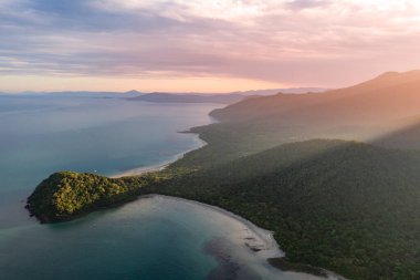 Daintree Ulusal Parkı, Queensland, Avustralya 'da Cape Tribulation' da gün batımı.