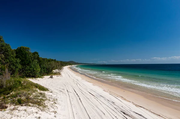 オーストラリアのクイーンズランド州モートン島にあるプリスティンの日当たりの良いビーチ — ストック写真