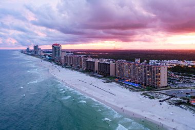 ABD 'nin Alabama eyaletindeki Gulf Shores ve Orange Beach üzerinde gün batımı