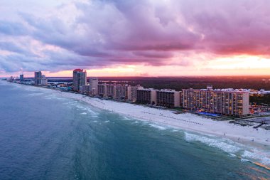 ABD 'nin Alabama eyaletindeki Gulf Shores ve Orange Beach üzerinde gün batımı