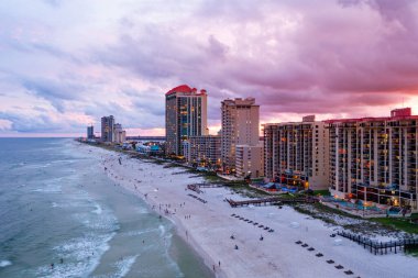 ABD 'nin Alabama eyaletindeki Gulf Shores ve Orange Beach üzerinde gün batımı