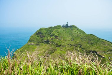 Doğal yeşil dağ ve vadi manzarası Bitou Burnu (Bitoujiao) açık mavi gökyüzü gününde New Taipei, Tayvan 'ın Ruifang ilçesinde