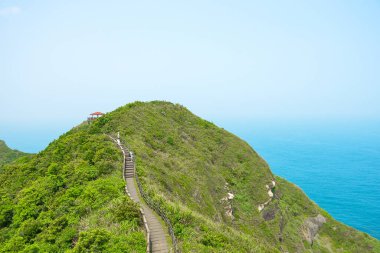 Bitoujiao Patikası, New Taipei, Tayvan 'ın Ruifang ilçesindeki Bitou Burnu' nun yüksek dağı boyunca uzanır.