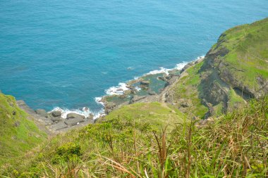 Doğal yeşil dağ ve vadi manzarası Bitou Burnu (Bitoujiao) açık mavi gökyüzü gününde New Taipei, Tayvan 'ın Ruifang ilçesinde