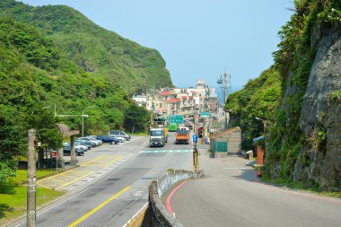 New Taipei, Tayvan 'ın Ruifang ilçesinde Bitou Burnu' nun yüksek dağlarıyla çevrili Bitoujiao Hiking Patikası 'nın başlangıç noktasında gün boyunca trafik vardı.