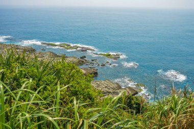 Bitou Cape (Bitoujiao) bir yaz günü mavi okyanuslu kayalık sahil plajı, New Taipei City Ruifang ilçesi, Tayvan