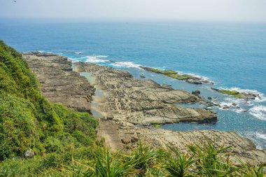 Bitou Cape (Bitoujiao) bir yaz günü mavi okyanuslu kayalık sahil plajı, New Taipei City Ruifang ilçesi, Tayvan