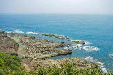 Bitou Cape (Bitoujiao) bir yaz günü mavi okyanuslu kayalık sahil plajı, New Taipei City Ruifang ilçesi, Tayvan