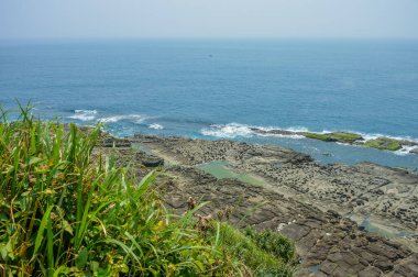 Bitou Cape (Bitoujiao) bir yaz günü mavi okyanuslu kayalık sahil plajı, New Taipei City Ruifang ilçesi, Tayvan